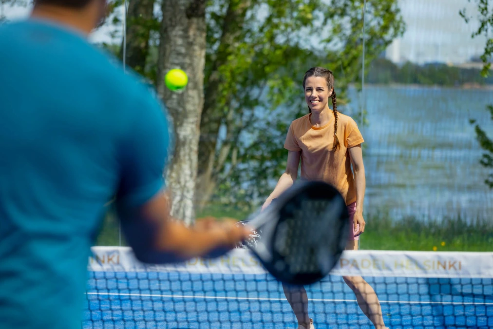 En man och en kvinna som spelar padel