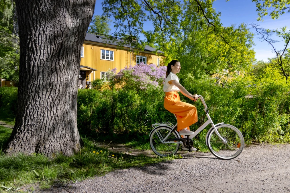 En kvinna cyklar