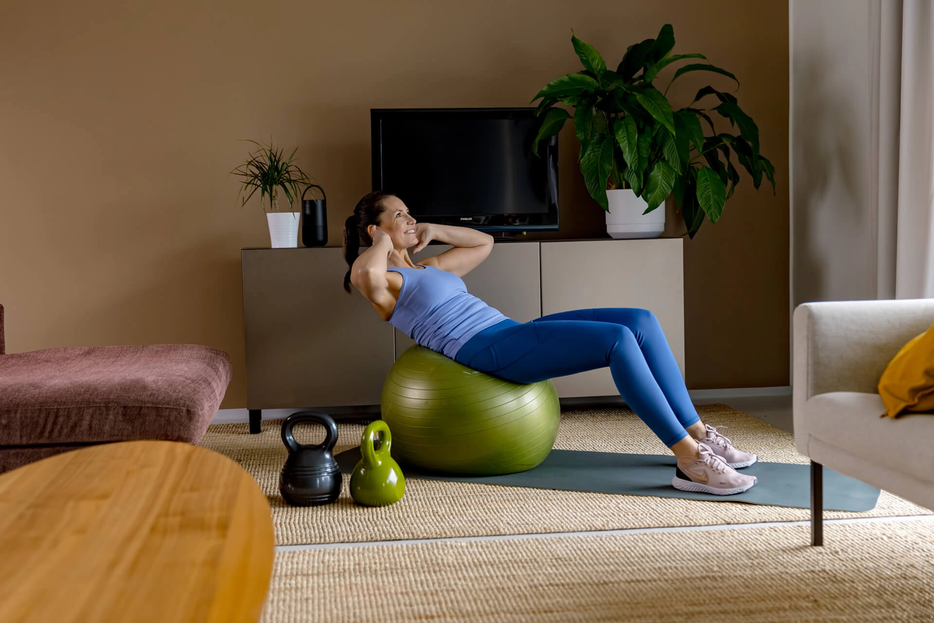 Dekorativ bild - Kvinna som tränar på pilatesboll