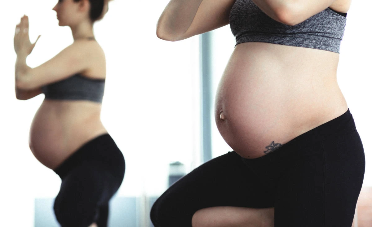 Hälsokontroll gravid - Gravid kvinna som utför Yoga 