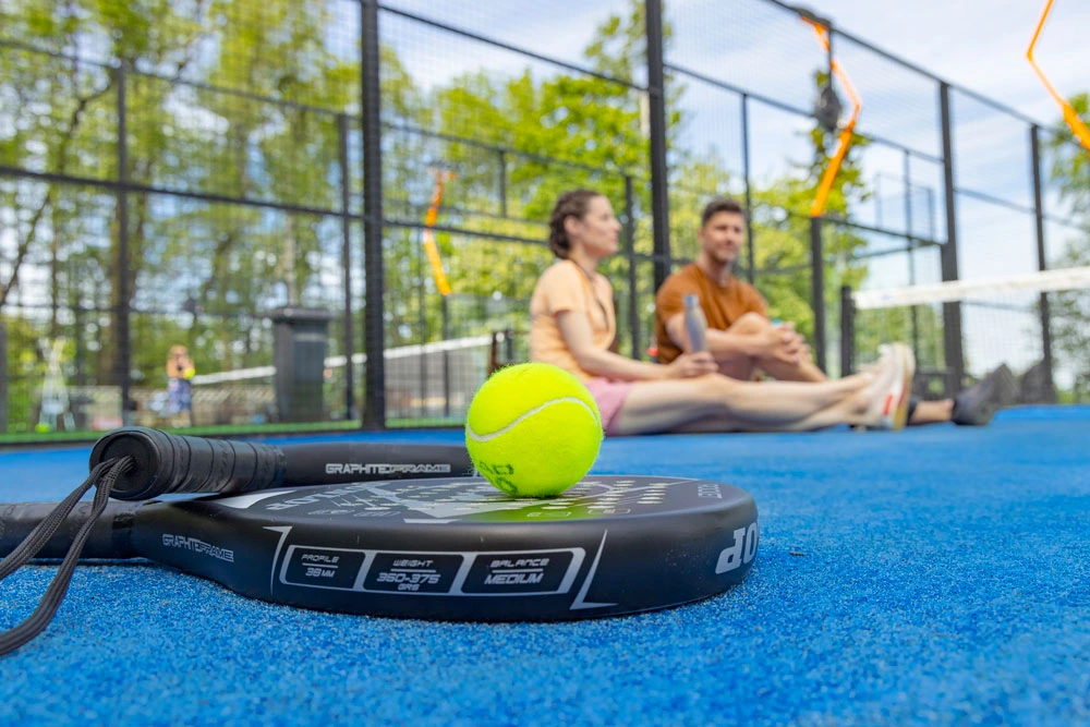 Dekorativ bid på två personer som spelar Padel