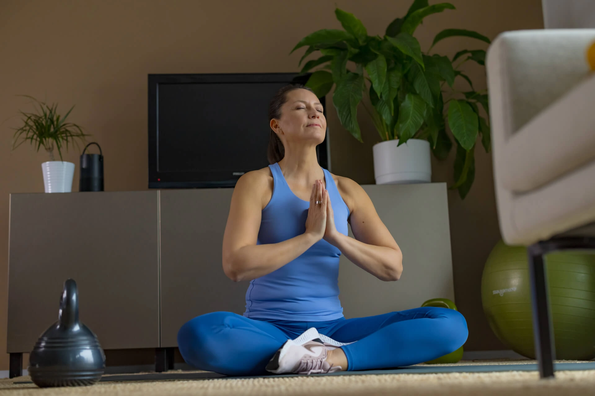 Kvinna som gör yoga