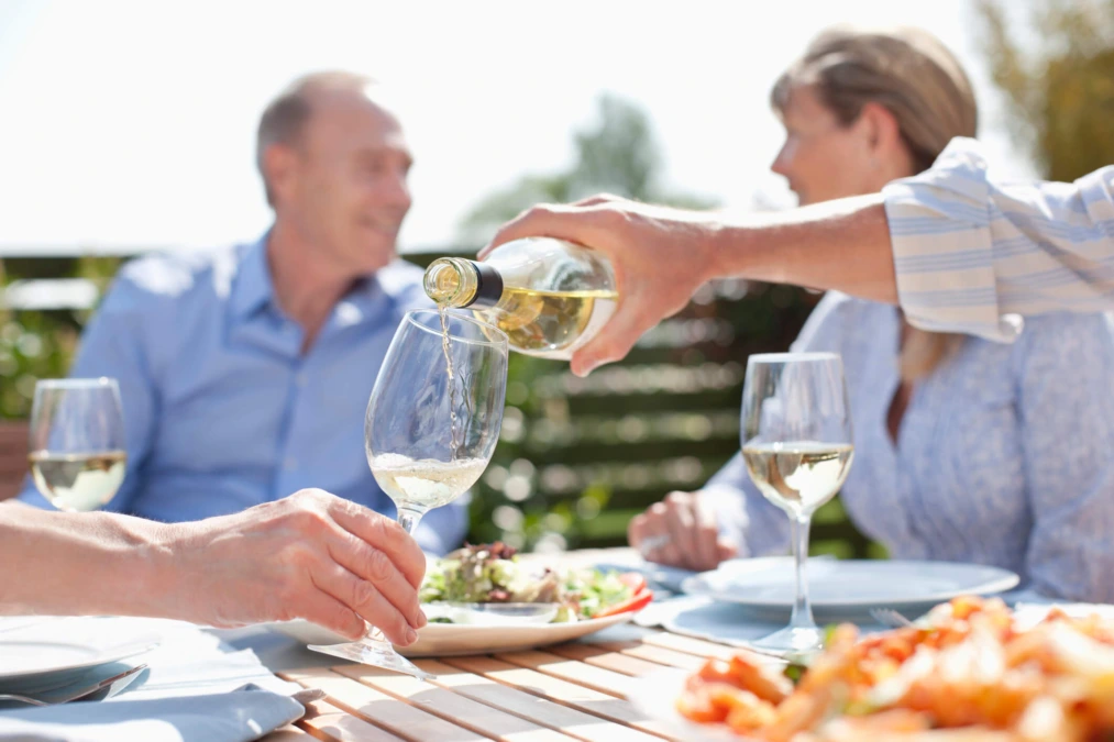 Dekorativ bild med människor som skålar med alkoholhaltiga drycker
