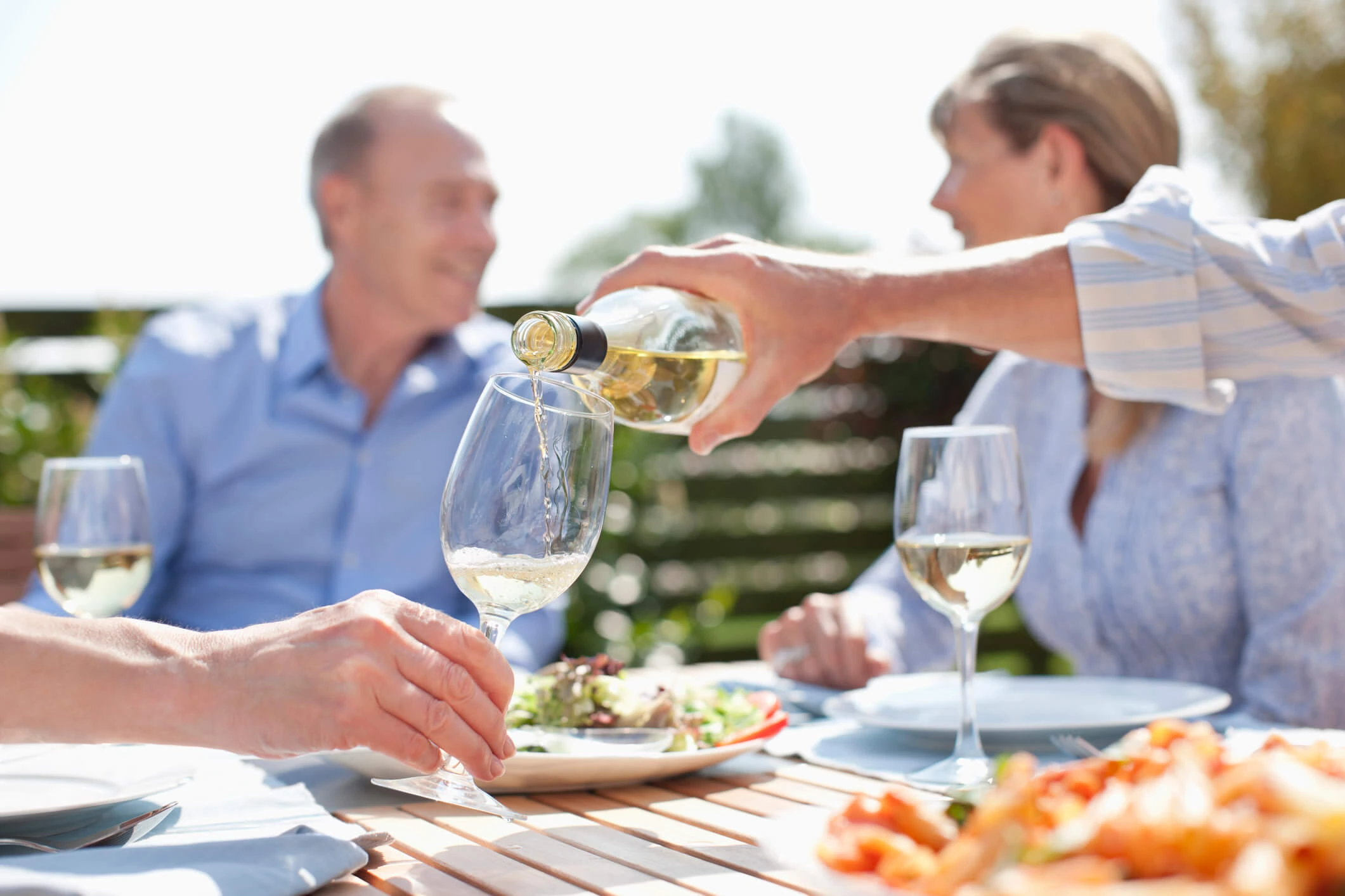 Dekorativ bild med människor som skålar med alkoholhaltiga drycker