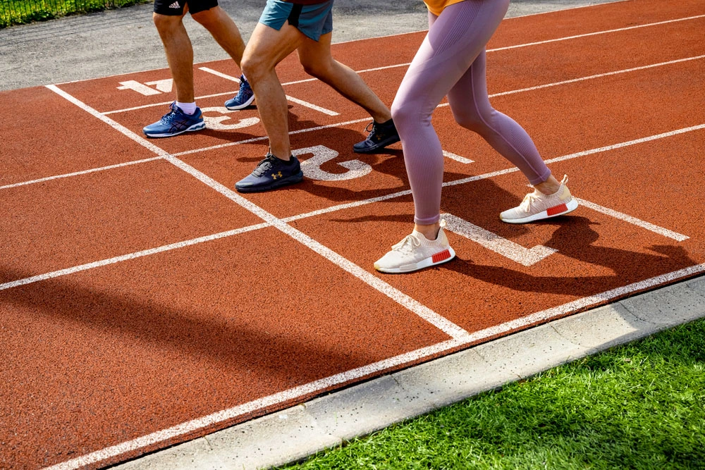 Dekorativ bild med människor som står vid startlinjen. Vad är 75 Soft Challenge