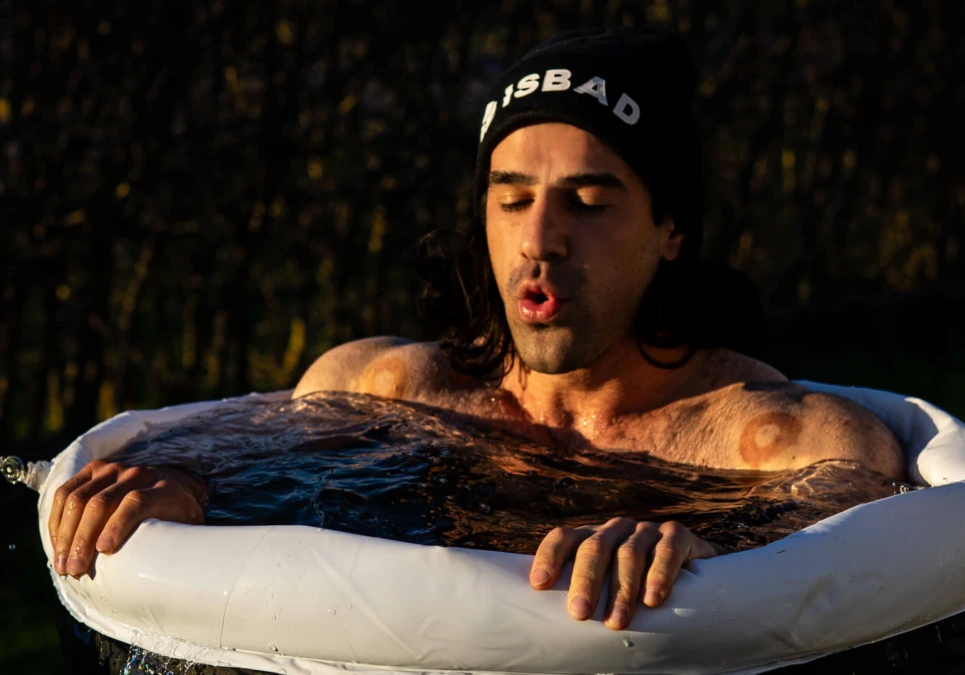 Dekorativ bild, man som badar isbad