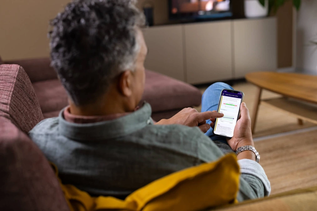 Man som tittar på sina testresultat efter att ha genomfört en hälsokontroll via blodprov