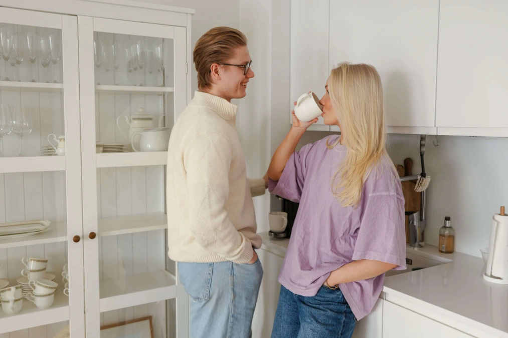 Dekorativ bild på ett par som pratar om Vitala värden